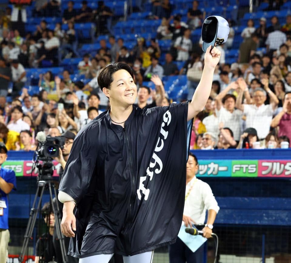 ファンの声援に笑顔で応える木下（撮影・山口登）
