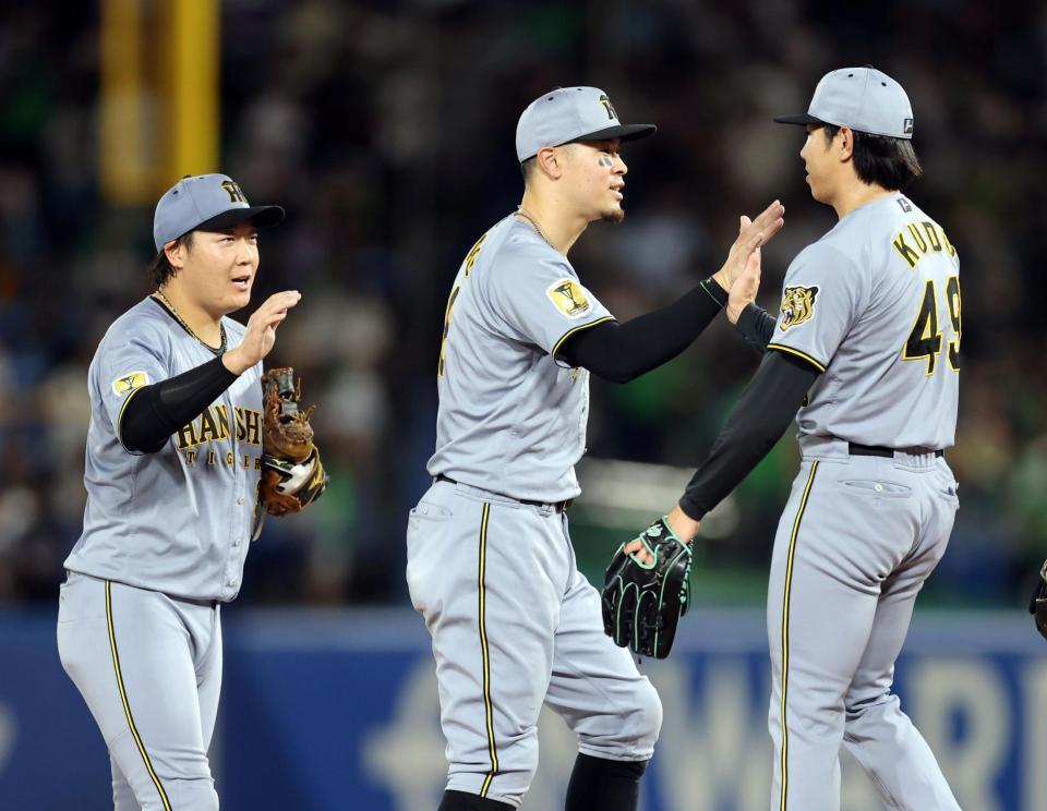 ヤクルトに勝利し、タッチする大山（左）＝撮影・山口登