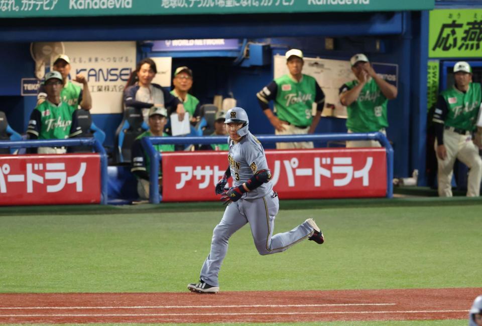 ９回、中前適時打を放つ大山（撮影・金田祐二）
