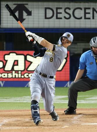 ３回、右中間にソロを放つ佐藤輝（撮影・金田祐二）