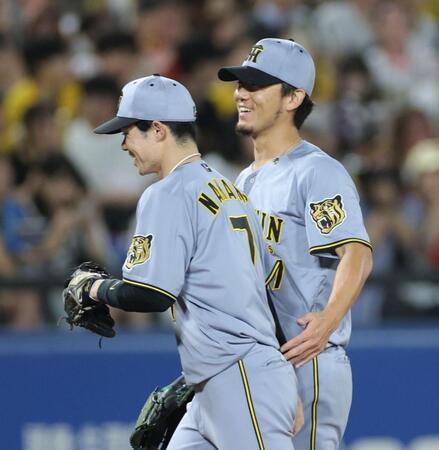 ２回、好プレーの中野（左）をねぎらう伊藤将（撮影・西岡正）