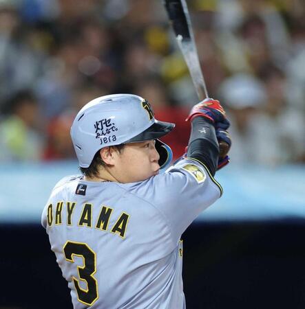 　９回、中前適時打を放つ大山（撮影・西岡正）