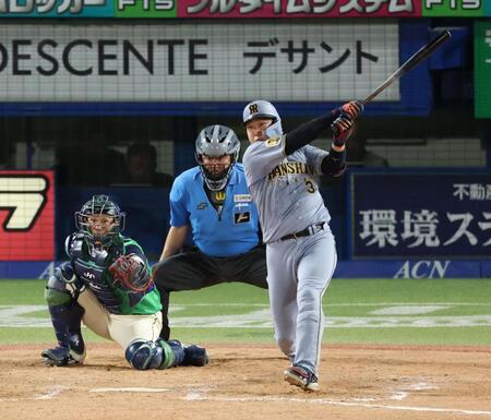 ９回、中前適時打を放つ大山（撮影・金田祐二）