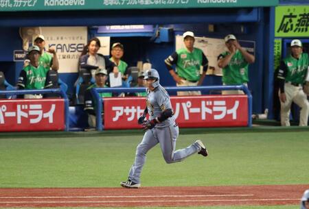 ９回、中前適時打を放つ大山（撮影・金田祐二）
