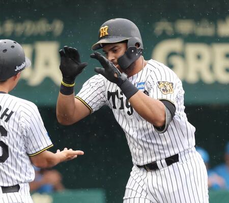 　５回、勝ち越しソロを放ち生還するガルシア（撮影・立川洋一郎）
