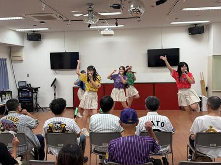 パフォーマンスするＫＯＢｅｒｒｉｅＳ♪