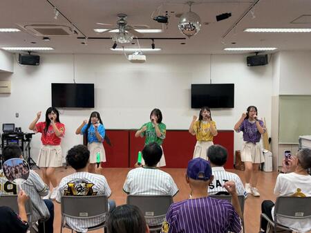 パフォーマンスするＫＯＢｅｒｒｉｅＳ♪