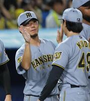 ヤクルトに勝利し、工藤（右）とタッチを交わす伊藤将（撮影・西岡正）