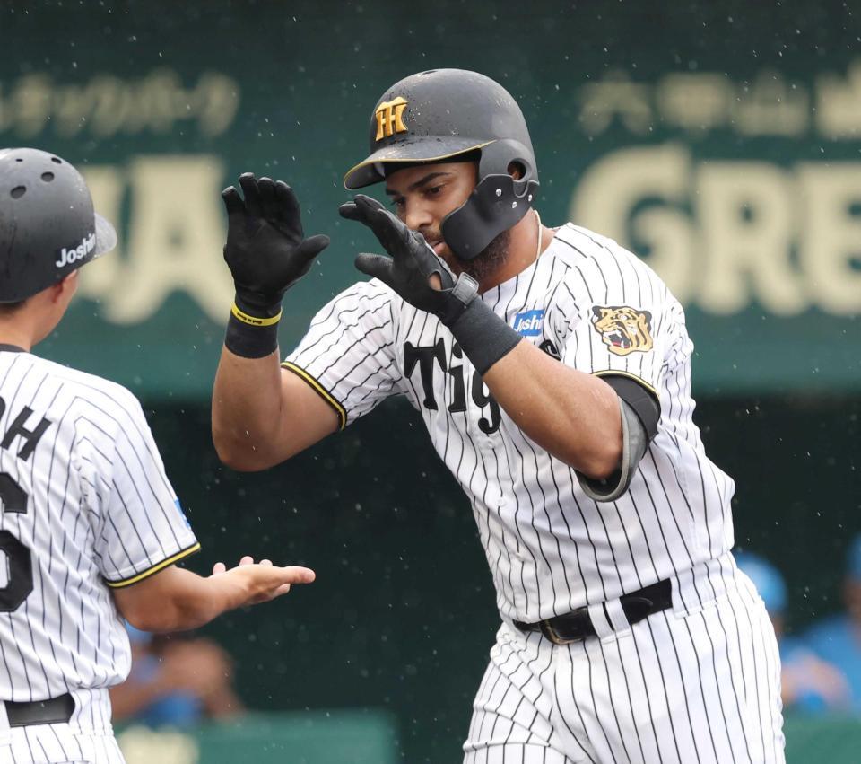 　５回、勝ち越しソロを放ち生還するガルシア（撮影・立川洋一郎）