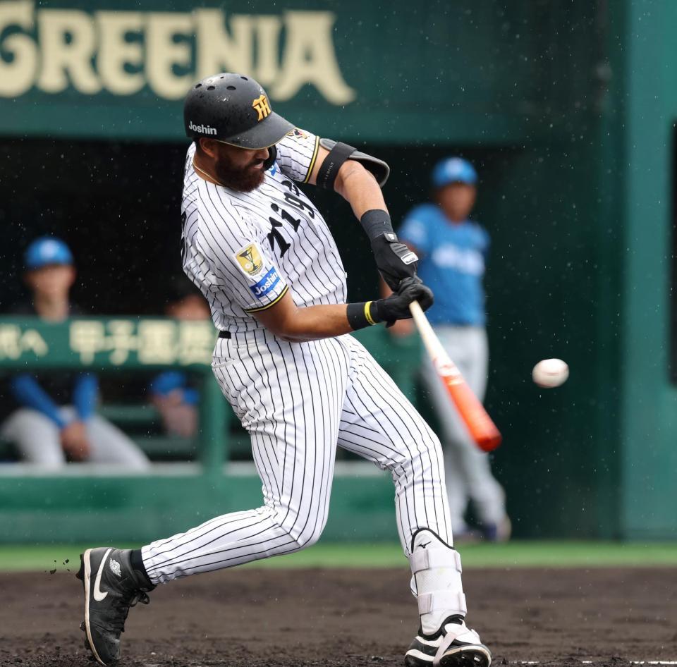 ５回、左翼スタンドへ勝ち越しソロを放つガルシア（撮影・立川洋一郎）