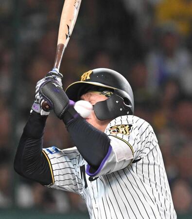 　８月２９日の巨人戦、死球を受ける森下