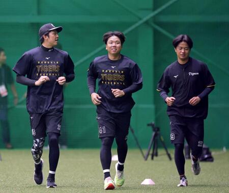 才木（左）、高橋（右）とウオーミングアップをする村上（撮影・立川洋一郎）