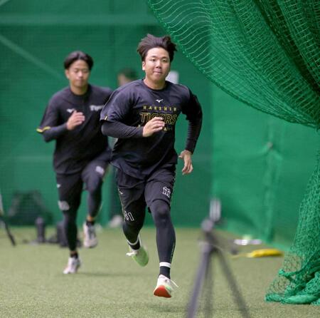 登板へ向けて汗を流す村上（撮影・立川洋一郎）