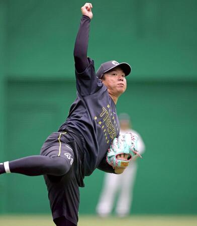 登板へ向け調整する村上（撮影・立川洋一郎）