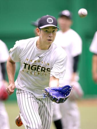 ノックを受けボールを追う下村（撮影・立川洋一郎）