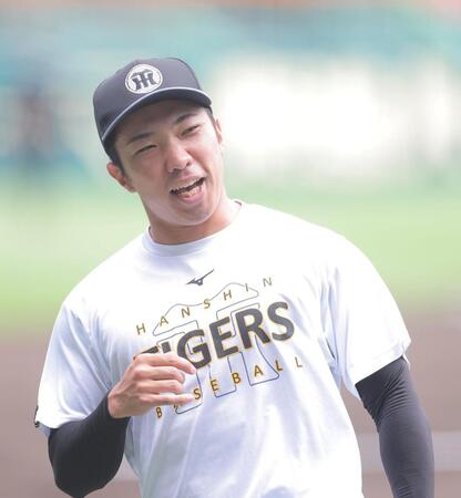 明るい表情で練習をする石井（撮影・西田忠信）