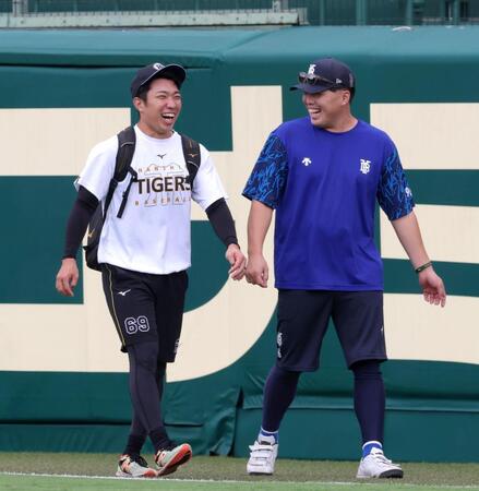 練習を終えたところで馬場（右）から声を掛けられ笑顔を見せる石井（撮影・立川洋一郎）