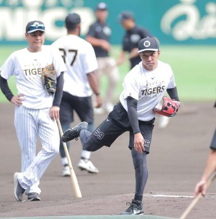 マウンドを確認する石井（撮影・西田忠信）