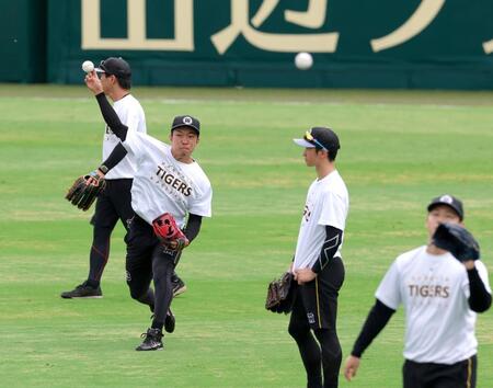 １軍に合流して練習する石井（中央左）＝撮影・立川洋一郎