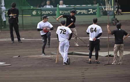 甲子園のマウンドを確認する石井（左）（撮影・飯室逸平）