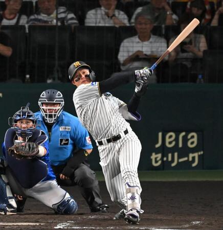 ４回、３２号ソロを放つ森下（撮影・飯室逸平）