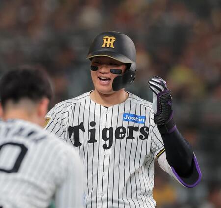 ４回、ソロを放ち笑顔を見せる森下（撮影・西田忠信）