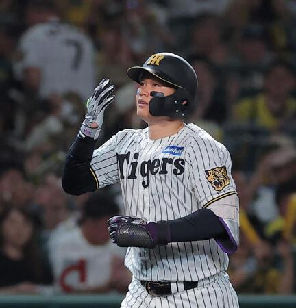 ４回、ソロを放ちダイヤモンドを一周する森下（撮影・西田忠信）