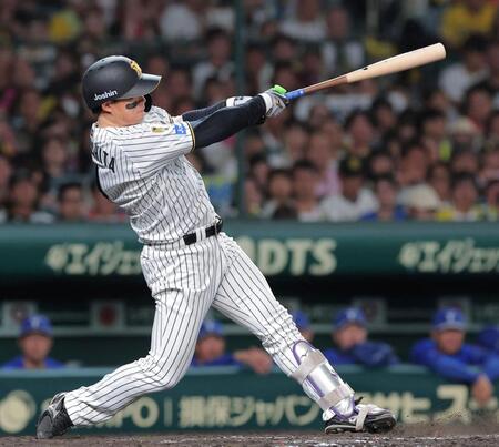 ４回、ソロを放つ森下（撮影・西田忠信）