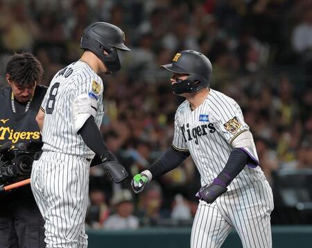 ４回阪神無死、ソロを放ち佐藤輝（左）と喜ぶ森下（撮影・西田忠信）