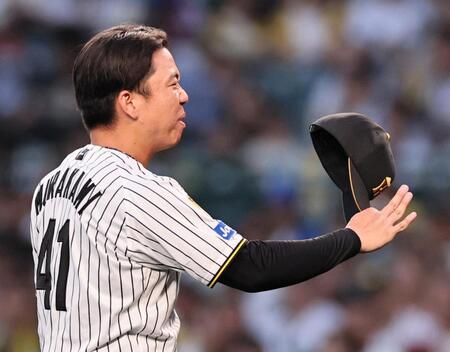 １回、牧に死球を当て、謝る村上（撮影・田中太一）