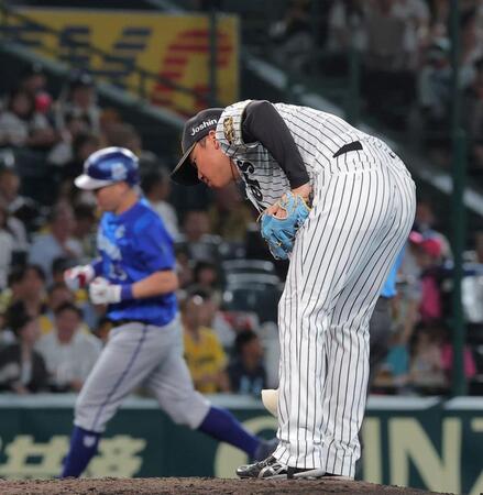 ３回、筒香（左）にソロを浴びた村上（撮影・西田忠信）