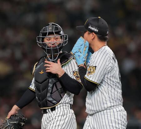 ５回を投げ終えた村上（右）に声をかける坂本（撮影・西田忠信）