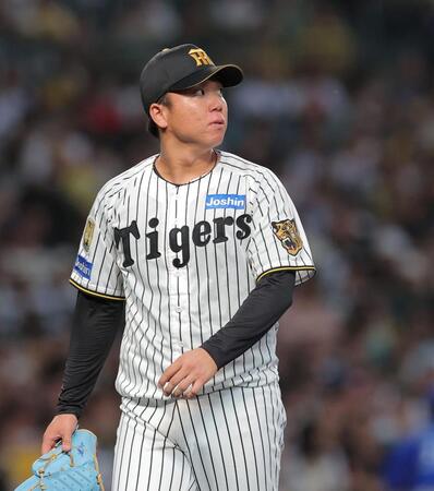 初回に２点を失いベンチに戻る村上（撮影・西田忠信）
