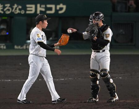 ８回、坂本からボールを受けとりマウンドに上がる石井（撮影・飯室逸平）