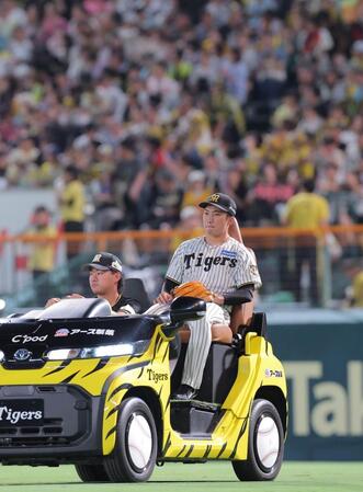 ８回のマウンドに向かう石井（撮影・西田忠信）