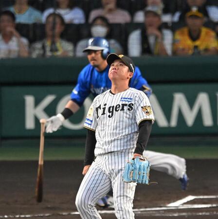 １回、宮崎に先制二塁打を許す村上（撮影・飯室逸平）