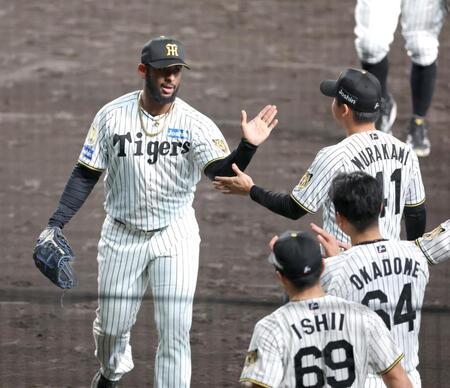 ９回を無失点に乗り切りタッチを交わすセベリーノ（撮影・立川洋一郎）