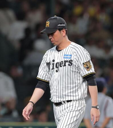 ＤｅＮＡに敗れ、足早に引き揚げる藤川監督（撮影・西田忠信）