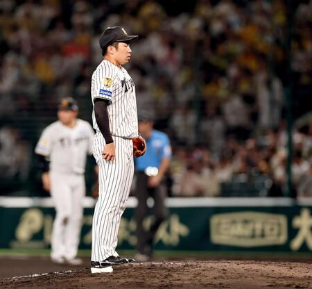 ８回、復活のマウンドに上がった石井は深呼吸をする（撮影・田中太一）