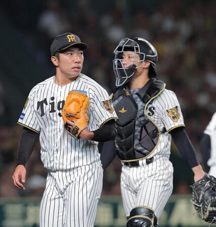 ８回を投げ終えベンチに戻る石井。右は坂本（撮影・西田忠信）