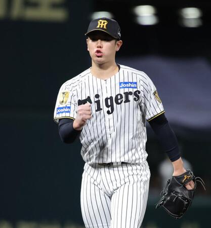 ６回、岡を三振に仕留め、ガッツポーズでベンチに戻る石黒（撮影・坂部計介）