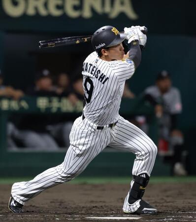 ８回、立石は右中間に２点適時三塁打を放つ（撮影・坂部計介）