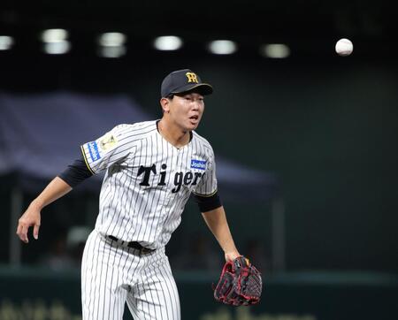 ８回、和田の打球がグラブに当たり、ボールを見失った畠は慌ててカバーに走る（撮影・坂部計介）