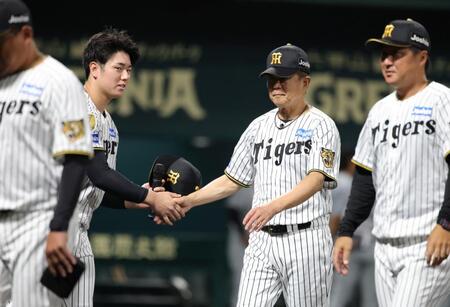 試合後、握手をかわす平田２軍監督と石黒（撮影・坂部計介）