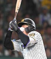 　８月２９日の巨人戦、死球を受ける森下
