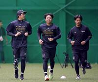 才木（左）、高橋（右）とウオーミングアップをする村上（撮影・立川洋一郎）