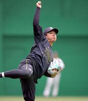 登板へ向け調整する村上（撮影・立川洋一郎）