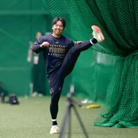 　登板へ向けて汗を流す村上（撮影・立川洋一郎）