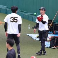 才木（左）と談笑する石井（撮影・立川洋一郎）