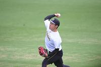 キャッチボールする石井才木と話す石井調整する石井
